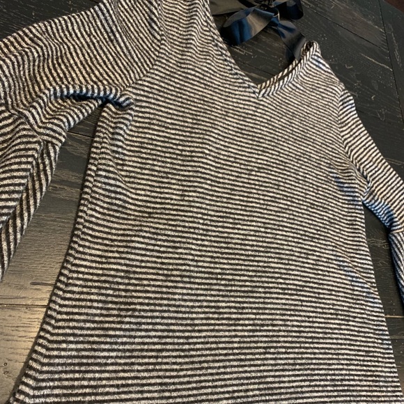 Amy Byer Black & Gray V-Neck Top with Bell Sleeves - Picture 3 of 5